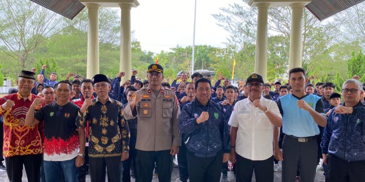 Foto : AKH/MATAKALTENG - Pj Bupati Sukamara Kaspinor bersama Unsur Forkopimda dan Kepala Dinas Porapar saat melepas kontingen Selekda Prapopnas.