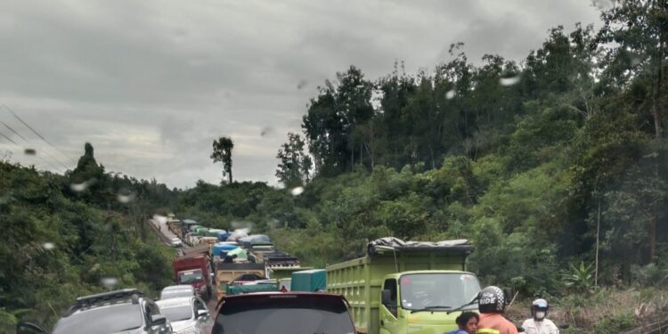 FOTO : WARGA GUMAS/MATA KALTENG - Kendaraan roda empat terjebak antrian panjang di ruas Jalan Kuala Kurun-Palangka Raya, tepatnya di Desa Rabauh, Kecamatan Sepang, Selasa, 2 Juli 2024.