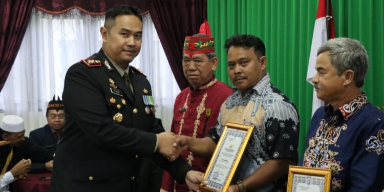FOTO : HUMAS POLRES GUMAS/MATA KALTENG - Kapolres Gumas AKBP Theodorus Priyo Santosa menyerahkan piagam penghargaan kepada sejumlah tokoh, Senin, 1 Juli 2024.