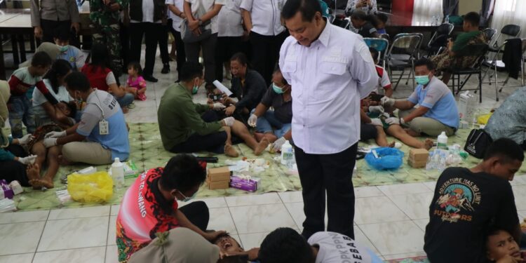 FOTO : DEVIANA/MATAKALTENG - Bupati Kotim Halikinnor saat meninjau anak yang dikhitan, Rabu 3 Juli 2024.
