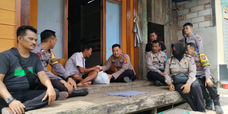 FOTO: MATAKALTENG - Iptu Fedrick Liano, pada saat menyambangi dan menyalurkan bantuan kepada warga di wilayah hukumnya.