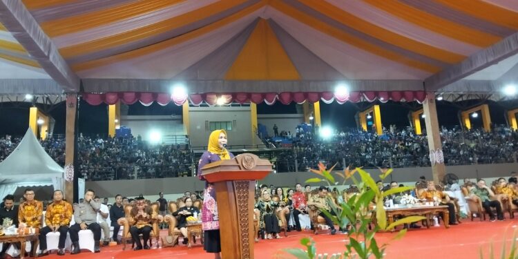 FOTO : AND/MATAKALTENG - Pj Bupati Pulpis, Nunu Andriani saat memberikan sambutan pada penutupan event Pesparawi Ke-XVII tingkat Provinsi Kalimantan Tengah bertempat di Stadion HM Sanusi Pulang Pisau, Rabu, 3 Juli 2024.