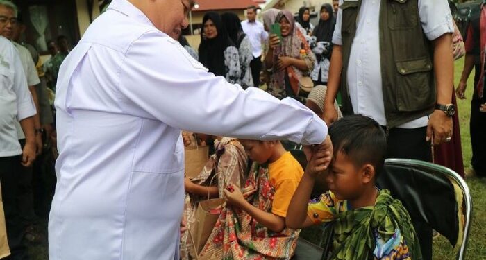 Foto: IST/MATA KALTENG - Bupati Kotim saat meninjau khitanan massal di Kecamatan Telawang, 3 Juli 2023.