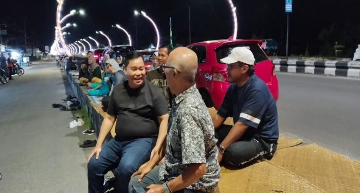 Foto:IST/MATA KALTENG - Bupati Kotim dan Camat Baamang saat meninjau Terowongan Nur Mentaya, 3 Juli 2024 malam.