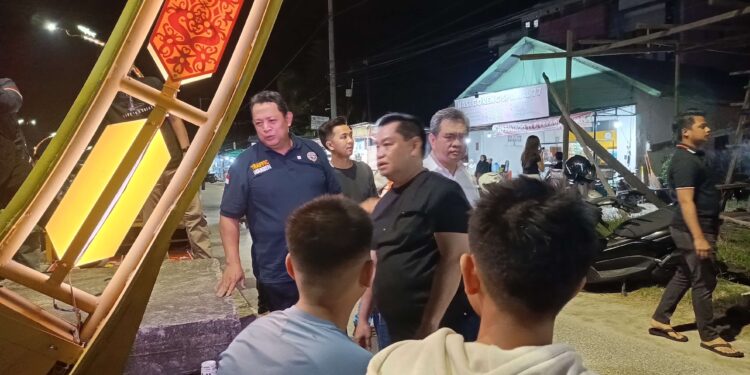 FOTO : DEVIANA/MATAKALTENG - Bupati Kotim saat mengecek lampu TNM, Rabu malam 3 Juli 2024.