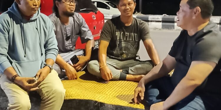 FOTO : DEVIANA/MATAKALTENG - Bupati Kotim Halikinnor saat berbincang dengan warga, Rabu 3 Juli 2024.