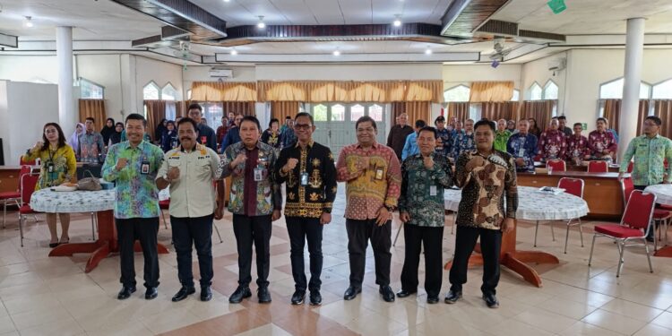 FOTO : IST/MATAKALTENG - Fajrurrahman bersama peserta pelatihan kewirausahaan, Kamis 4 Juli 2024.