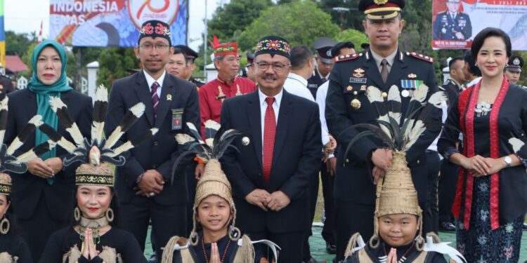 FOTO : DISKOMINFO SANTIK/MATA KALTENG - Pj Bupati Gumas Herson B Aden berfoto bersama Kapolres AKBP Theodorus Priyo Santosa, dan lainnya dalam suatu kegiatan, belum lama ini.