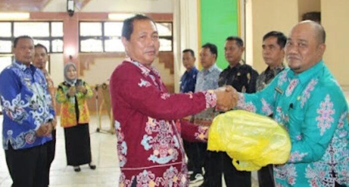 Foto: MATAKALTENG - Asisten III Setda Barsel Mirwansyah saat memimpin pendialstribusian SPPT-PBB P2.