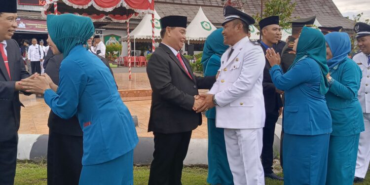 FOTO : DEVIANA/MATAKALTENG - Bupati Kotim Halikinnor saat memberi selamat kepada Kades yang diperpanjang masa jabatannya, Jumat 5 Juli 2024.