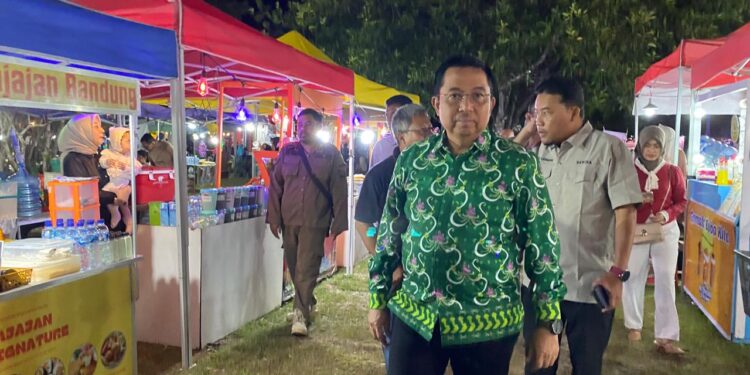 Foto : AKH/MATAKALTENG - Pj Bupati Sukamara Kaspinor meninjau lapak di Sukamara Expo 2024.