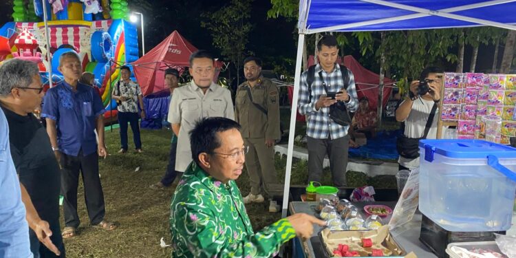 Foto : AKH/MATAKALTENG - Pj Bupati Sukamara Kaspinor meninjau lapak di Sukamara Expo 2024.