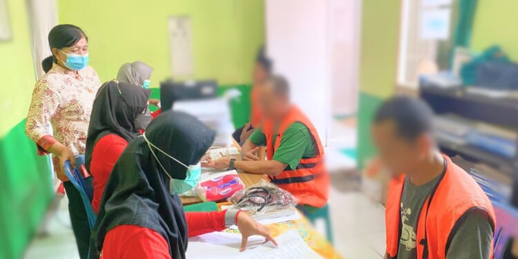 FOTO: IST/MATAKALTENG - Proses skrining kesehatan bagi warga binaan di Lapas Sampit.