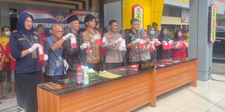 FOTO: IST/MATAKALTENG - Pemusnahan barang bukti sabu hasil pengungkapan Polres Kotim.