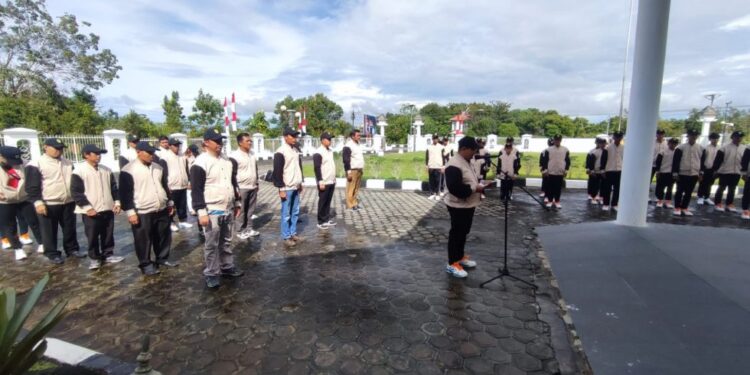 FOTO : DISDIKPORA GUMAS/MATA KALTENG - Kepala Disdikpora Kabupaten Gumas Aprianto menyampaikan laporan, pada kegiatan pelepasan kontingen seleksi daerah pra popnas Provinsi Kalteng tahun 2024, Senin, 1 Juli 2024.