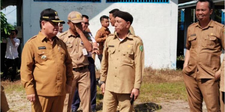 Foto:DOK/MATA KALTENG - Kepala Dinas Perikanan Kotim Sarwo Oboi (tengah) bersama Bupati Kotim Halikinnor (topi hitam) saat meninjau lokasi pabrik es di Desa Sei IJum Raya, Kecamatan Mentaya Hilir Selatan pada bulan April 2024 lalu.