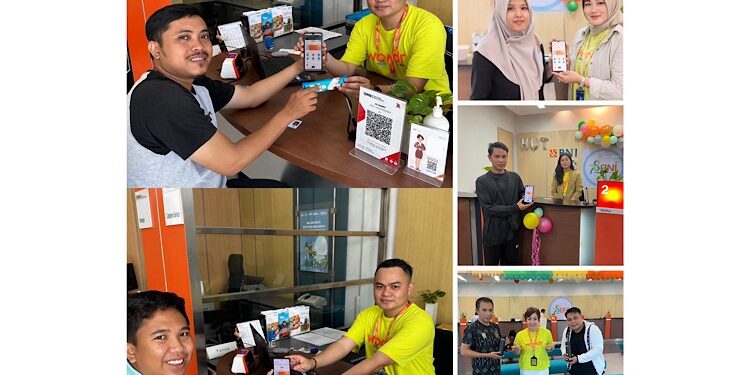 FOTO: IST/MATAKALTENG - Pimpinan Cabang Sampit Rinna Elviaty (tengah) usai sosialisasi logo dan aplikasi baru di BNI Cabang Sampit kepada nasabah.