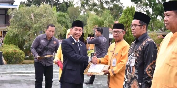 FOTO: IST/MATAKALTENG -
Sekda Kobar saat memberikan penghargaan kepada guru saat peringatan Hari Pendidikan Nasional, Kamis 2 April 2024.