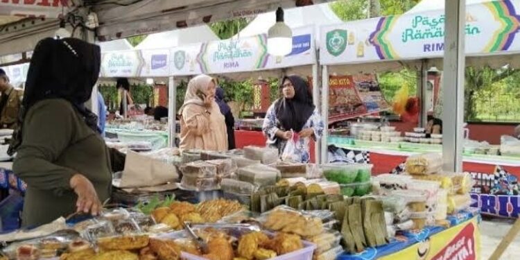 FOTO: DOK/MATA KALTENG - Pedagang kue tradisional saat Paasar Ramadan di Kota Sampit.