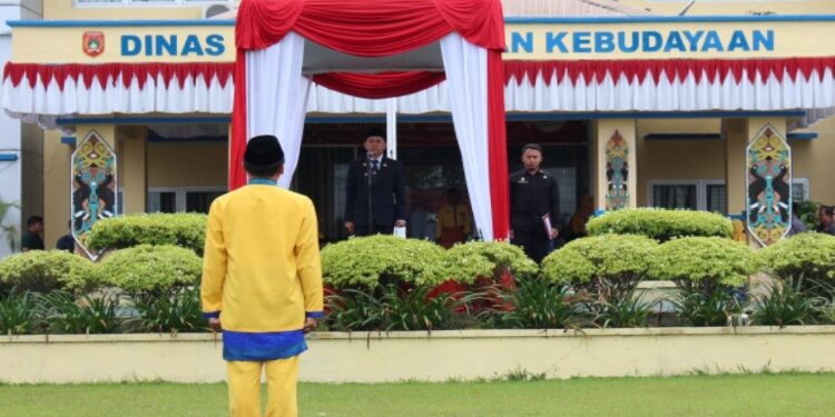 FOTO: IST/MATAKALTENG
- Sekretaris Daerah Kabupaten Kotawaringin Barat Rody Iskandar memimpin upacara peringatan Hari Pendidikan Nasional di halaman kantor Dinas Pendidikan dan Kebudayaan, Kamis 2 Mei 2024.