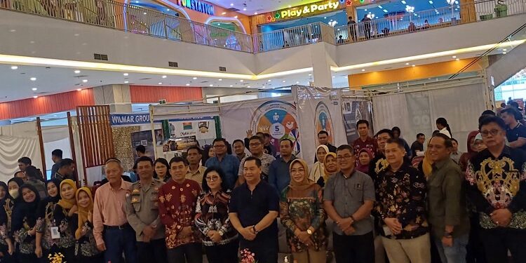 FOTO : DEVIANA/MATAKALTENG - Bupati Kotim Halikinnor bersama dengan peserta Job Fair, Sabtu 6 Juli 2024.