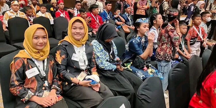 FOTO:
IST/MATAKALTENG - Pelajar Kobar saat gelaran Festival Tunas Bahasa Ibu (FTBI) tahun 2024 di Jakarta, Kamis 2 Mei 2024.