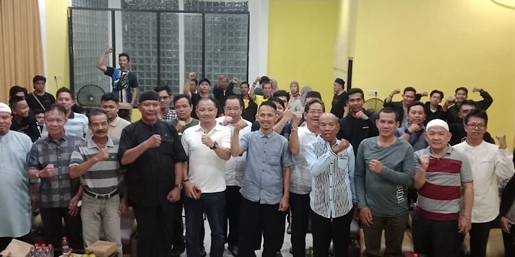 FOTO: TAUFIK/MATAKALTENG -
H.Eddy Raya Samsuri, ST,.MM Bersama Milenial Pendukung Eddy Raya.