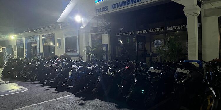 FOTO: AGUS/MATAKALTENG - Puluhan kendaraan motor Balapan Liar diamankan Satlantas Polres Kotim pada operasi, Sabtu 6 Juli 2024 malam.