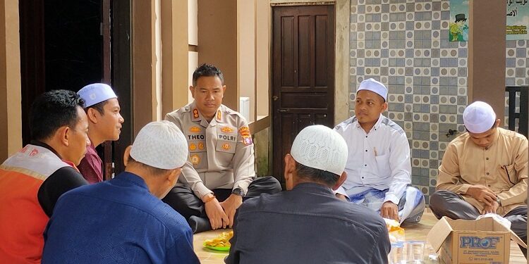 FOTO: HUMAS POLRES GUMAS/MATA KALTENG
- Kapolres Gumas AKBP Theodorus Priyo Santosa, ketika berbincang dengan pengurus TKA-TPAQ-MDT Al-Anwar Wal-Asros Kuala Kurun, Minggu 7 Juli 2024.