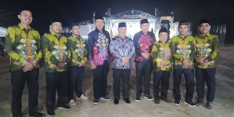 FOTO : DEVIANA/MATAKALTENG - Bupati Kotim Halikinnor bersama panitia MTQ ke-55 di Kecamatan MHS, Minggu 7 Juli 2024.