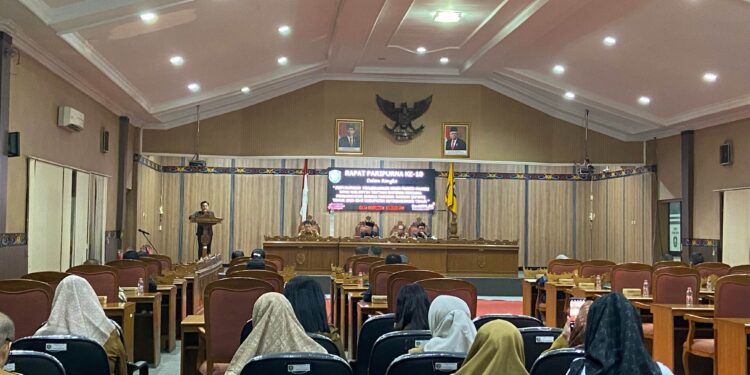 Foto: DIAN/MATA KALTENG - Rapat paripurna penyampaian pandangan umum fraksi DPRD Kotim tentang Ranperda Rencana Pembangunan Jangka Panjang Daerah (RPJPD) tahun 2025-2045 Kabupaten Kotim, 8 Juli 2024.