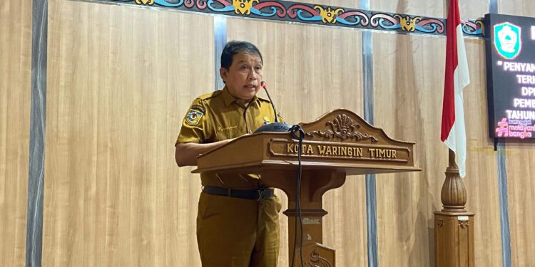 Foto: DIAN/MATA KALTENG - Sekretaris Daerah Kotim Fajurrahman saat menyampaikan jawaban terhadap pemandangan umum fraksi DPRD Kotik tentang Ranperda Rencana Pembangunan Jangka Panjang Daerah (RPJPD) tahun 2025-2045 Kabupaten Kotim, 8 Juli 2024.