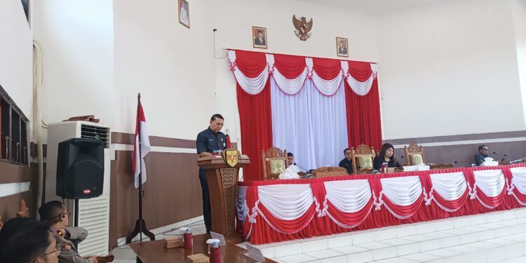FOTO : DISKOMINFO SANTIK/MATA KALTENG - Sekda Gumas Richard menyampaikan pidato pengantar bupati terhadap raperda tentang RPJPD Kabupaten Gumas tahun 2025-2045, pada rapat paripurna ke-5 masa persidangan III tahun sidang 2024, Senin, 8 Juli 2024.