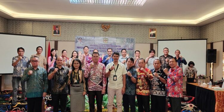 FOTO : BAPPERIDA GUMAS/MATA KALTENG - Para peserta berfoto bersama pada kegiatan coaching clinic II implementasi SSK dalam program PPSP tahun 2024, yang diikuti sejumlah kepala perangkat daerah terkait, Jumat, 5 Juli 2024.