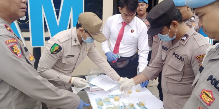 FOTO: MATAKALTENG - Pelaksanaan tes urine para personel Polresta Palangka Raya.