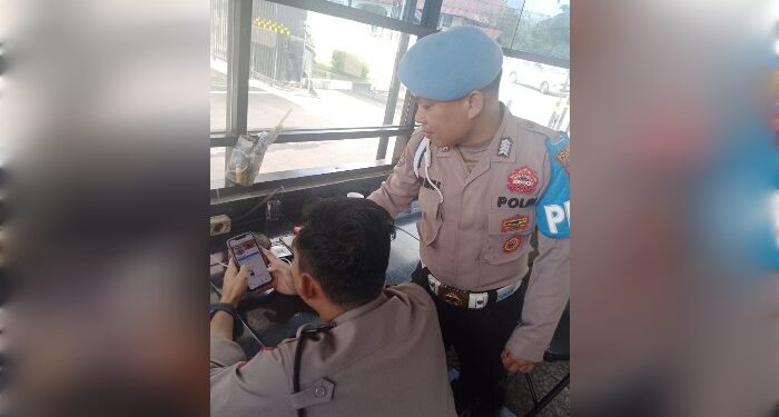 FOTO: MATAKALTENG - Pemeriksaan handphone personel Polresta Palangka Raya guna mencegah terjadinya praktik judi online dan pinjaman online.