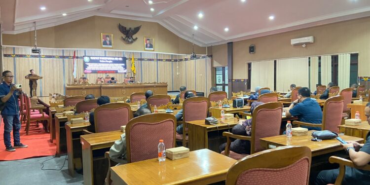 Foto: DIAN/MATA KALTENG - Rapat paripurna penyampaian pandangan umum fraksi DPRD Kotim tentang Ranperda Rencana Pembangunan Jangka Panjang Daerah (RPJPD) tahun 2025-2045 Kabupaten Kotim, 8 Juli 2024.