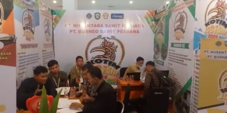 Foto: DIAN/MATA KALTENG - Salah satu perusahaan yang mengikuti job fair di Citimall Sampit.
