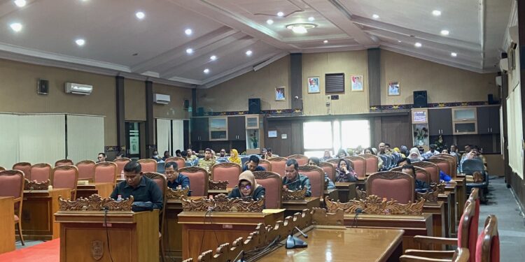 Foto: DIAN/MATA KALTENG - Rapat paripurna penyampaian pandangan umum fraksi DPRD Kotim tentang Ranperda Rencana Pembangunan Jangka Panjang Daerah (RPJPD) tahun 2025-2045 Kabupaten Kotim, 8 Juli 2024.