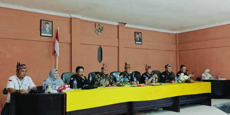 Foto: DAD/MATA KALTENG - Sidang adat di DAD Kotim terkait persoalan PT HAL yang menggarap lahan makam di Kecamatan Tualan Hulu.