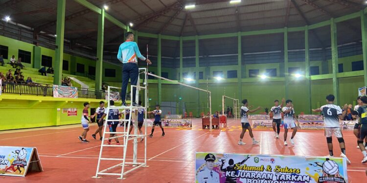 Foto:DIAN/MATA KALTENG - Suasana di dalam Lapangan Voli Indoor Jalan Tjilik Riwut, Sampit.