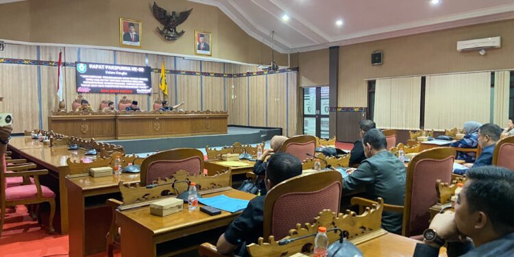 Foto:DIAN/MATA KALTENG - Rapat paripurna penyampaian pandangan umum fraksi DPRD Kotim tentang Ranperda Rencana Pembangunan Jangka Panjang Daerah (RPJPD) tahun 2025-2045 Kabupaten Kotim, 8 Juli 2024.