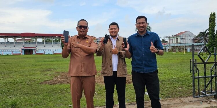 FOTO: IST/MATA KALTENG - Kepala Diskominfosandi Kabupaten Seruyan, Reson Rusdianto (kiri) saat melakukan pengecekan layanan wifi gratis yang pihak sediakan di Kawasan Stadion Mini Gagah Lurus Kuala Pembuang.