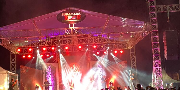 Foto : AKH/MATAKALTENG - Penutupan Sukamara Expo 2024 yang dimeriahkan arti ibu kota Veni Nur.