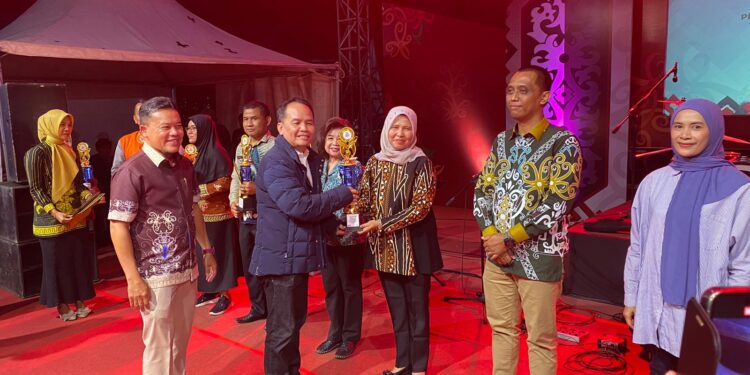 Foto : AKH/MATAKA - Anggota DPR RI Dapil Kalteng Agustiar Sabran saat menyerahkan hadiah dan piala kepada pemenang lomba stand di Sukamara Expo 2024.
