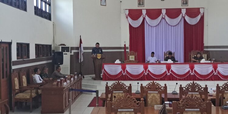 FOTO : DISKOMINFO SANTIK/MATA KALTENG - Sekda Gumas Richard menyampaikan jawaban pemerintah terhadap pandangan umum fraksi-fraksi pendukung DPRD terhadap Raperda RPJPD tahun 2025-2045, pada rapat paripurna ke-7 masa persidangan III tahun sidang 2024, Senin, 8 Juli 2024.