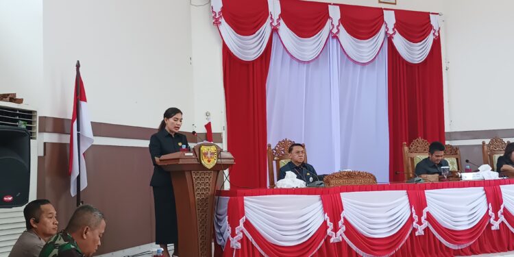 FOTO : DPRD GUMAS/MATA KALTENG - Juru bicara Fraksi Partai PDIP Elvi Esie menyampaikan pandangan umum atas pidato pengantar Pj Bupati terhadap Raperda RPJPD tahun 2025-2045, pada rapat paripurna ke-6 masa persidangan III tahun sidang 2024, Senin, 8 Juli 2024.