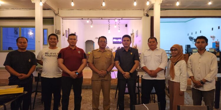 FOTO : KARANG TARUNA GUMAS/MATA KALTENG - Pembina Karang Taruna Kabupaten Gumas Binartha didampingi Ketua Karang Taruna Isnaini, saat berfoto bersama dengan panitia lomba lari lima kilometer, Senin, 8 Juli 2024.