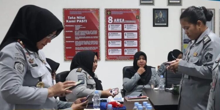 FOTO: MATAKALTENG - Kalapas Perempuan Kelas IIA Palangka Raya, Sri Astiana, pada saat mengecek handphone para pegawainya.