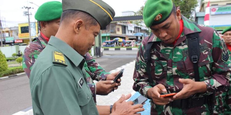 FOTO: MATAKALTENG - Perwira kodim 1016 Palangka Raya saat mengecek handphone anggota.